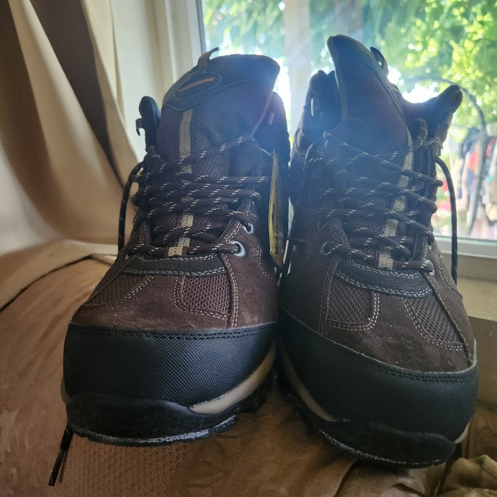 MENS SKECHERS HIKING SHOES WATERPROOF NWT!!